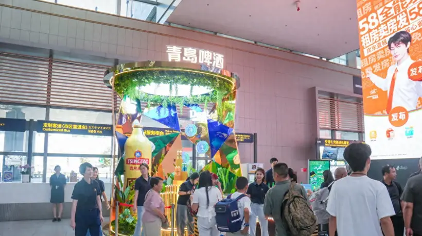 落地青岛享惊喜!接机市民领鲜啤 互动打卡样样有