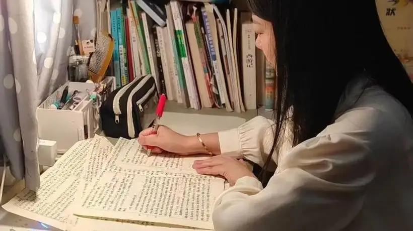 成都41岁妈妈陪女儿成长 以考研经历打造亲子共学励志课堂