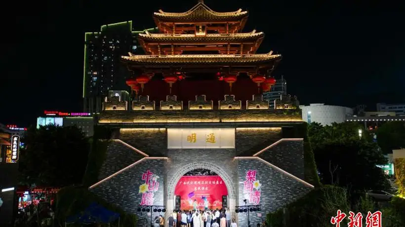 南宁中山路美食街夏夜能看戏 钟鼓楼每周三四轮番上演传统彩调桂剧