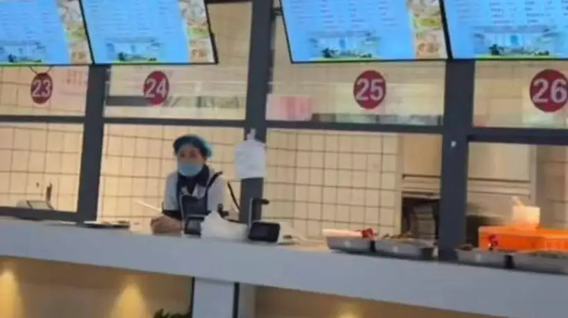 徐州女孩求学南通 家人集体承包校园食堂档口 多元参与的温暖日常引同学追捧
