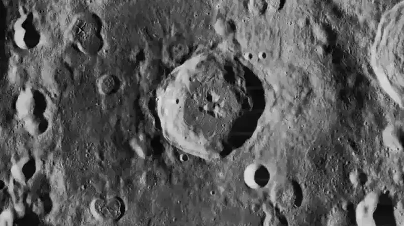 猎鹰9火箭残骸撞月引关注 约7倍音速砸出30米坑 人类太空垃圾问题需重视