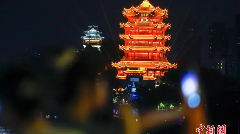 8月6日夜游武汉长江大桥 游客穿梭江光灯火间尽享江城夏夜风情