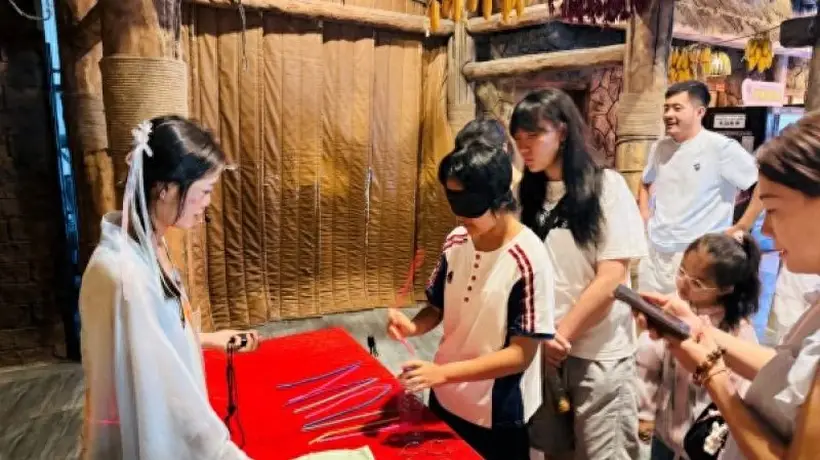 暑期旅游扎堆打卡遇尴尬:海洋公园硬插唐风NPC 孩子只顾做任务丢了海洋知识