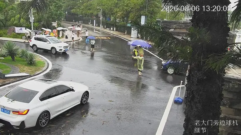 四川自贡恐龙博物馆冒雨贴心服务 暴雨中守护滞留游客