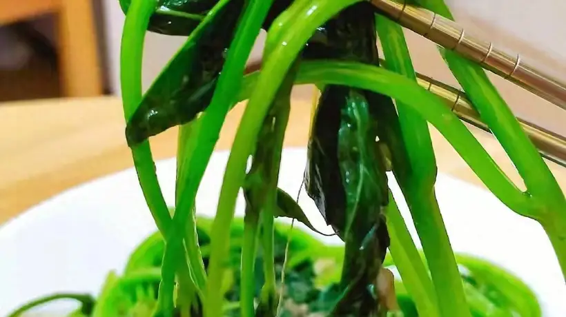 立秋后少不了的应季菜！红薯叶这样做，炒一盘或蒸窝窝头，老人吃着润肠胃还爽口