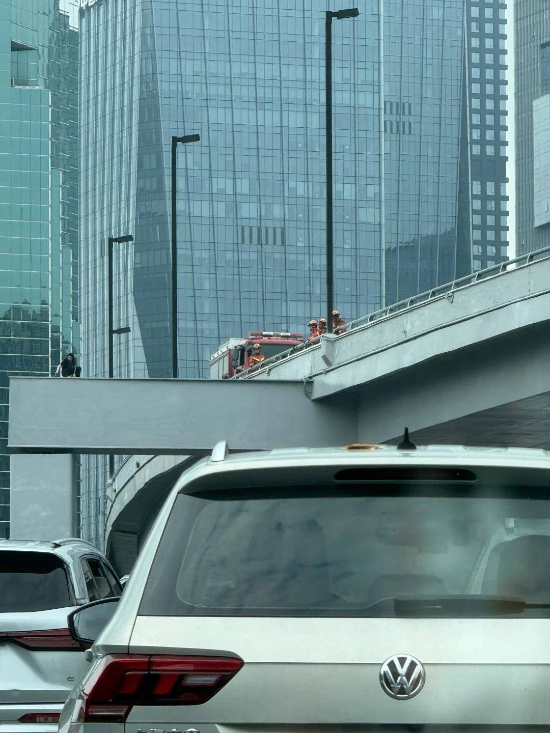 突发！广州早高峰多处大塞车，一女子疑似要跳桥