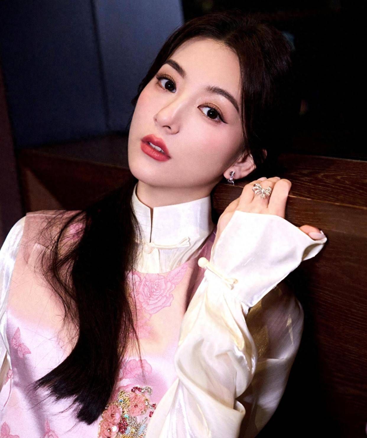 方媛带俩女儿香港逛街！身材娇小 穿高奢却又土又村，菲佣全程陪同