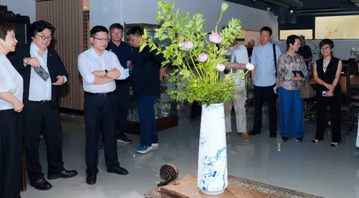 在上海典传艺术空间遇见“石墨青”