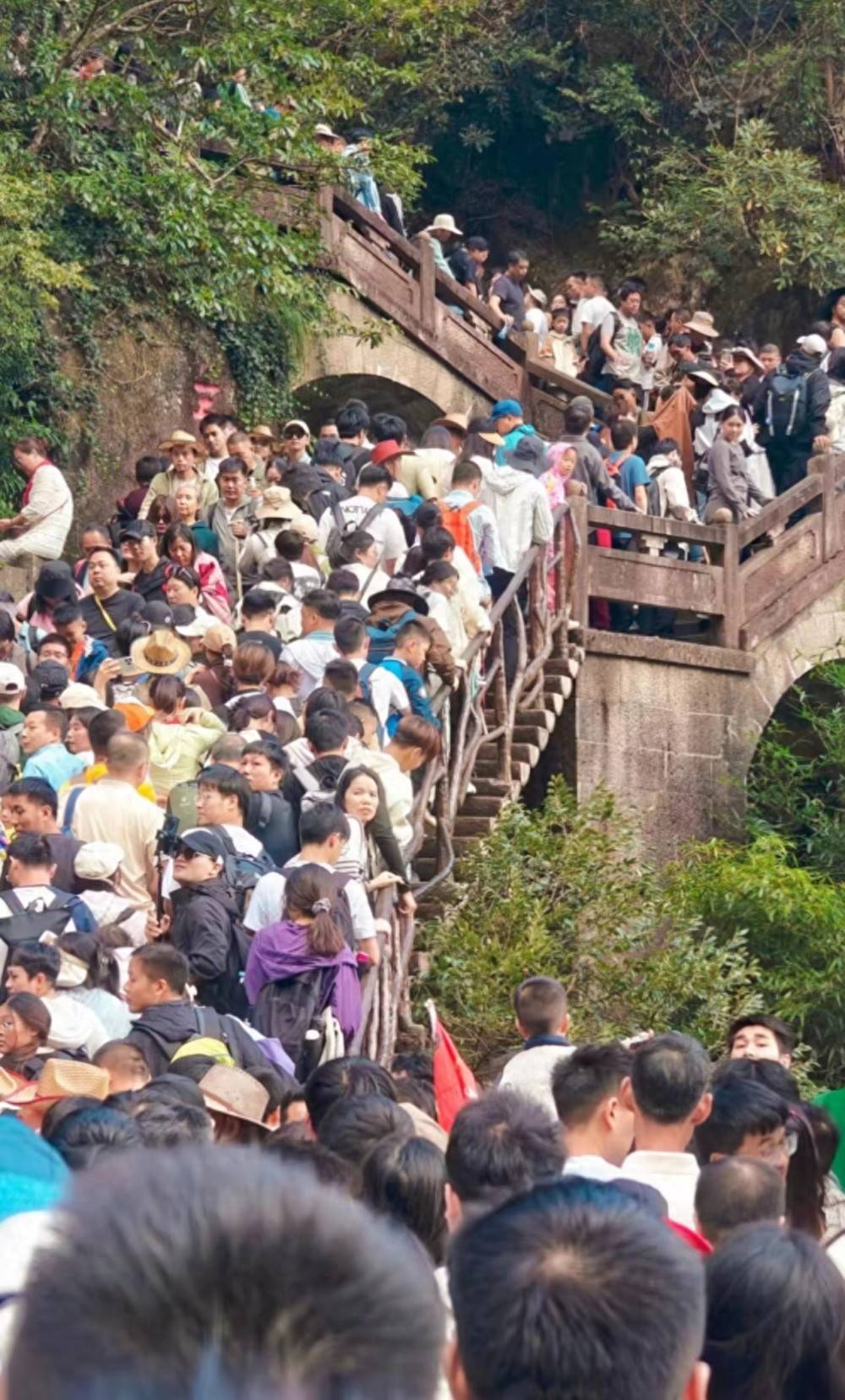 百万吐槽刷屏，景区千景一面，二十亿古城巨亏谁来整改？