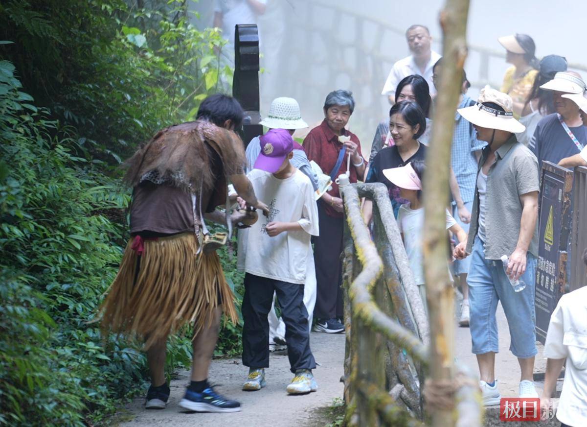 景区10万元高薪招募的“野人”上岗了，呜呜一叫游客就投喂，黄瓜辣条堆成小山
