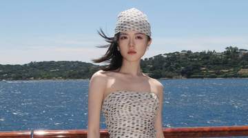 赵今麦穿波点抹胸纱裙配同色系头巾 法式复古氛围感拉满