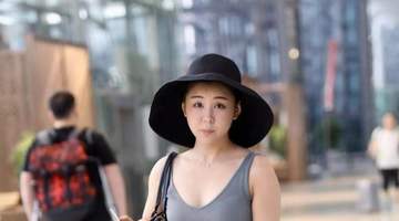 40岁李小萌身材傲人,着吊带配宽腿裤又纯又欲,曲线完美