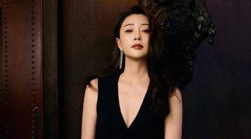 被殷桃的“饱满”身材惊艳了，一袭深V裙秀出曲线感，气质好撩人