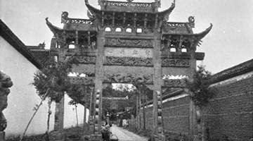 百年前杭州:雷峰塔摇摇欲坠,岳飞墓地完好,秦桧跪像加装了栅栏