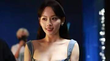 40岁张嘉倪离婚后首次晒美照,一改往日端正典雅,展现极致性感