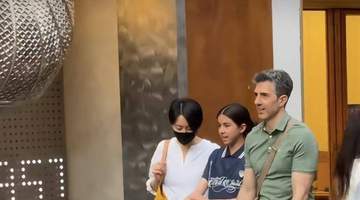 :梁咏琪上海探班舞台剧被偶遇,11岁混血女儿身高惊人西班牙老公拎包随行接地气