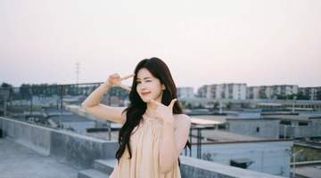 白鹿杏色挂脖纱裙天台随拍,温柔灵动气质绝佳