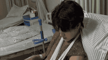 西安景区NPC被游客掰断手腕后发声，维权遇阻：仅获2万赔偿，后续费用无着落