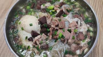 来郴州白露塘解锁地道杀猪粉 从鲜到食材到浓醇汤头都是参与感拉满的舌尖体验