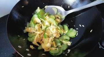 酷暑天在家学做超下饭的黄瓜炒蛋 跟着分步操作就能获得鸡蛋嫩滑黄瓜爽脆的绝佳口感