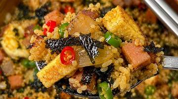 亲手拌一碗料超足的藜麦饭！煎午餐肉的焦香混糖心蛋的柔滑，每口都香到停不下