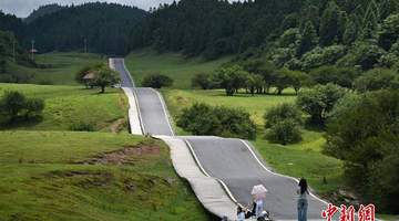8月5日重庆武隆仙女山波浪公路引游人打卡 置身苍翠山野体验起伏漫步的独特乐趣