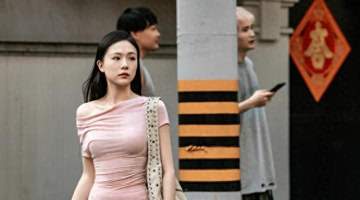 被上海街拍惊艳到!满大街都是“上窄下宽”的打扮,洋气显瘦极了