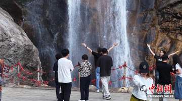 盛夏秦岭绿意葱茏 游人入山享清凉