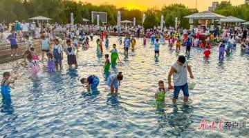 嘉峪关东湖亲水纳凉 亲子戏水享清凉夏日