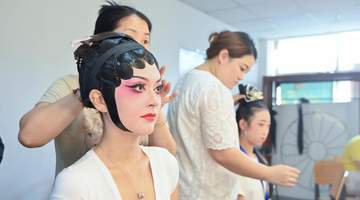 50名华裔少年齐聚广州粤剧艺术博物馆 沉浸式参与“亲情中华”主题文化体验