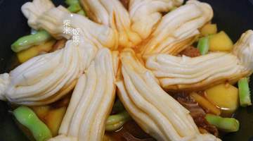 夏天下厨的快乐是什么？来试试一锅出的排骨豆角土豆焖花卷，新手也能轻松做