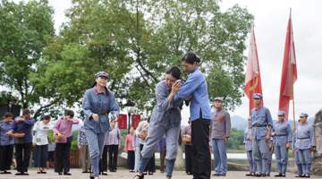 江西于都东门渡口《告别》情景剧再演 300余志愿者与专业演员还原长征送别动人场景邀观众沉浸式体验