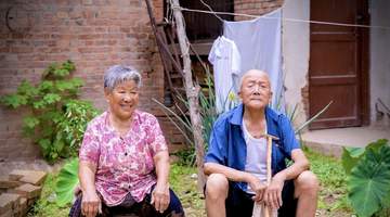 29岁山东博士女孩回乡穿博士服留影 带着外孙的荣誉与姥姥姥爷共赴暖心动瞬间