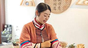 云南施甸:跟着非遗传承人学刺绣,留守妇女绣出红火好日子
