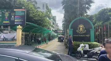 泰国暖武里府校园突发枪击事件 目击者围观民众暂被疏散 行凶学生已身亡 致2死约20伤