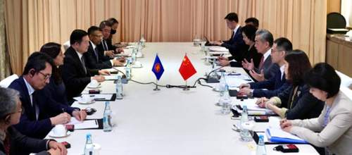 王毅晤东盟秘书长明确警告外部势力插手南海危害，多国参会嘉宾热议菲律宾两面外交的现实困境