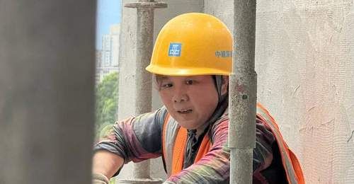 扛钢管的单亲妈妈,用肩膀扛出一个高考“屏蔽生”:这个没读过书的妈妈,给所有焦虑的父母上了一课