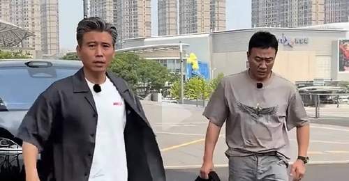 无锡剧院偶遇2位影帝,58岁胡军比李乃文高半头,硬汉气质出众!
