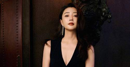 被殷桃的“饱满”身材惊艳了,一袭深V裙秀出曲线感,气质好撩人
