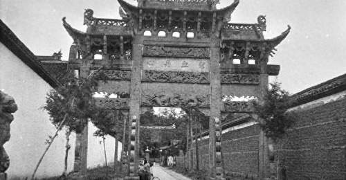 百年前杭州:雷峰塔摇摇欲坠,岳飞墓地完好,秦桧跪像加装了栅栏