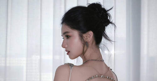 张婧仪晒日常照美丽大方 身穿露背礼裙身材窈窕