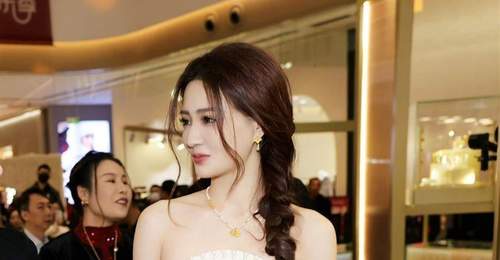 徐璐米白抹胸珍珠长裙惊艳出圈!柔美又温婉,清冷高雅直接封神!
