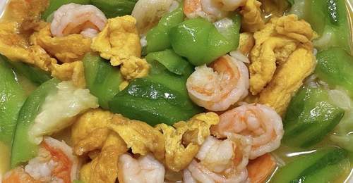 夏天不想吃太油腻,丝瓜虾仁炒蛋清甜可口做法简单还超下饭
