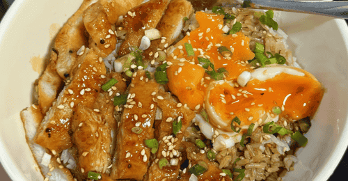 在家也能参与做超受欢迎的蜜汁鸡排饭,四步解锁暖乎乎的家常美味,每一口都是用心的滋味
