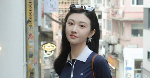 景甜穿藏青短袖配牛仔短裙 休闲复古清爽松弛状态亮眼