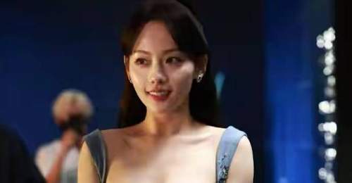 40岁张嘉倪离婚后首次晒美照,一改往日端正典雅,展现极致性感
