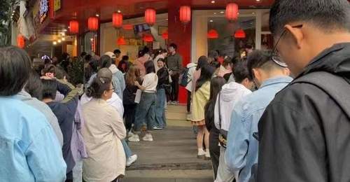 15. 乐山夜游张公桥,哪家甜皮鸭营业到很晚?