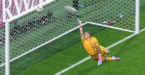 世界杯-恩佐远射偏出 犯规7-11英格兰半场0-0阿根廷