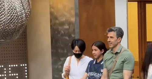 :梁咏琪上海探班舞台剧被偶遇,11岁混血女儿身高惊人西班牙老公拎包随行接地气