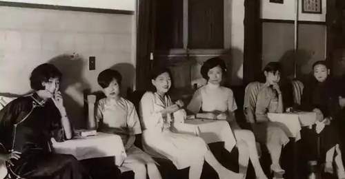 1952青岛名妓于小脚就义:裤腰挂满金戒指 家中藏满银元宝